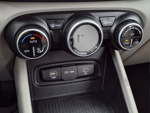 Certified 2025 Hyundai Venue SEL image 17