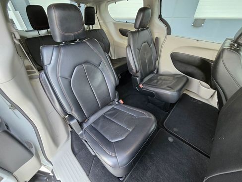 Used 2018 Chrysler Pacifica Touring-L image 22