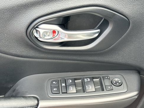Used 2020 Jeep Cherokee Latitude Plus FWD image 16