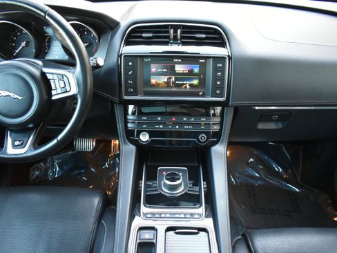 Used 2018 Jaguar F-PACE S image 19