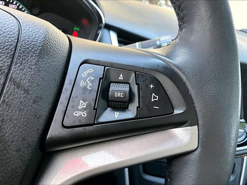 Used 2022 Chevrolet Trax LT w/ LT Convenience Package FWD image 11