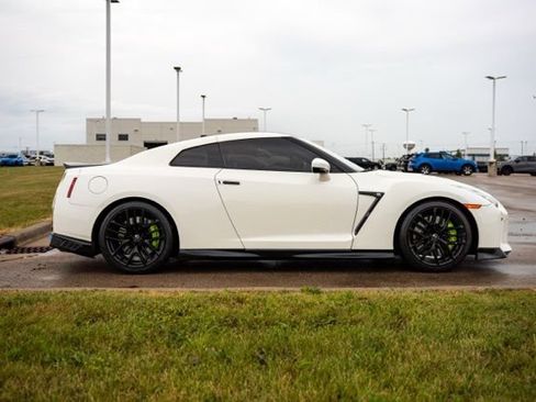Used 2017 Nissan GT-R Premium w/ Premium Interior Package AWD/4WD image 8