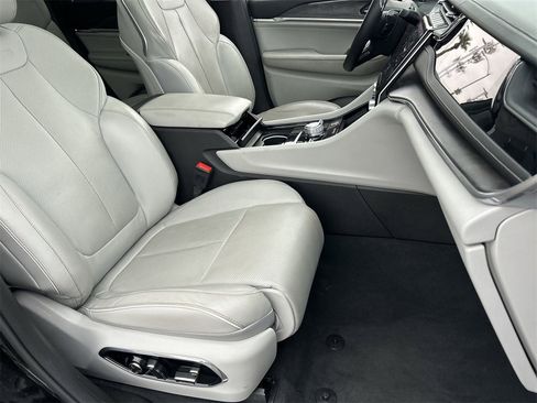 Used 2022 Jeep Grand Cherokee Overland w/ Advanced Protech Group III image 8