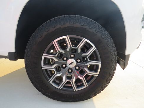 Used 2024 Chevrolet Colorado Z71 AWD/4WD image 12