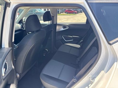 Used 2025 Kia Soul LX w/ LX Technology Package FWD image 9