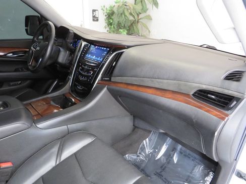Used 2016 Cadillac Escalade Luxury image 9