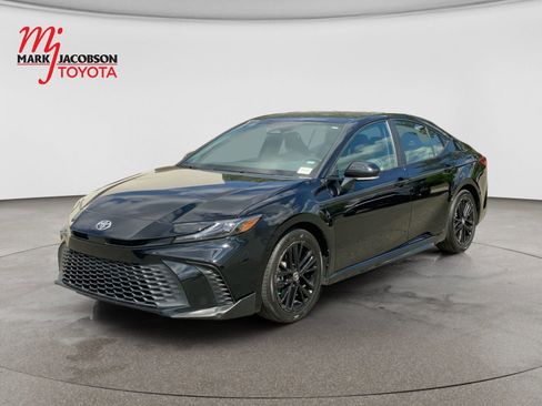 Used 2025 Toyota Camry SE FWD image 1
