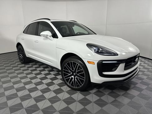 Certified 2025 Porsche Macan image 7
