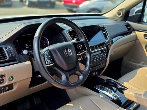 Used 2022 Honda Pilot Touring image 11