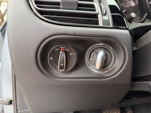 Used 2023 Porsche Macan Turbo image 9