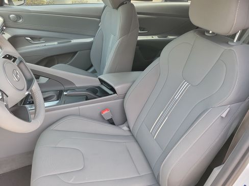Used 2025 Hyundai Elantra Sport FWD image 4