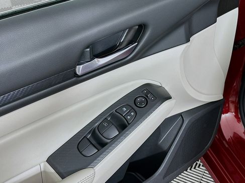 Used 2025 Nissan Altima 2.5 SV image 15