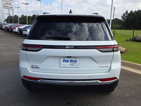 Used 2023 Jeep Grand Cherokee Laredo AWD/4WD image 11