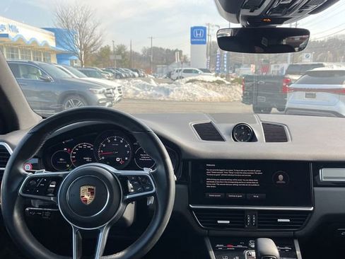 Certified 2023 Porsche Cayenne Platinum Edition image 8