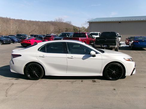 Used 2022 Toyota Camry XSE image 6