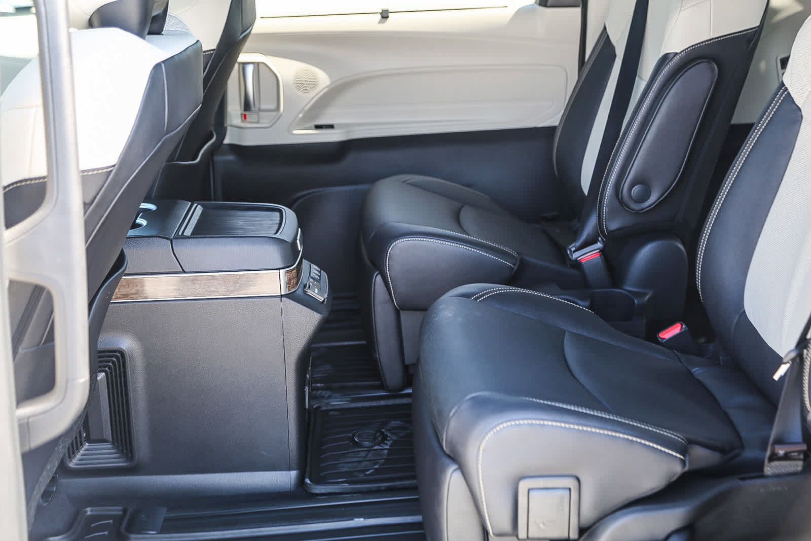Used 2026 Toyota Sienna Platinum AWD/4WD image 19
