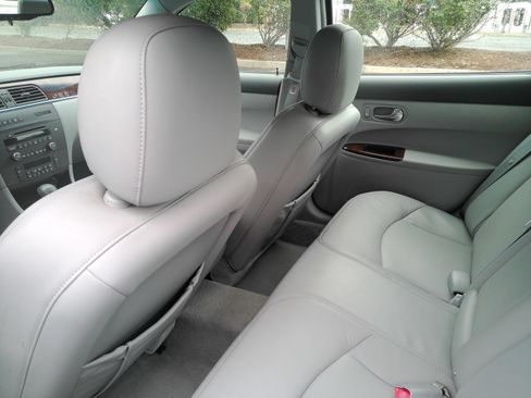 Used 2007 Buick LaCrosse CXL w/ Chromed Appearance Package FWD image 13
