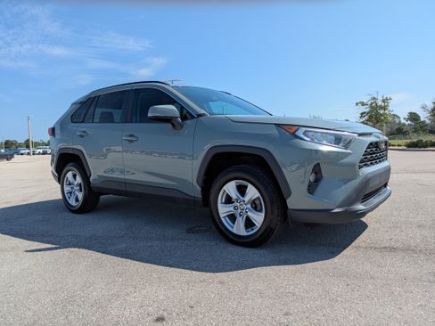 Used 2021 Toyota RAV4 XLE w/ Convenience Package FWD image 2