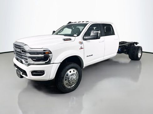 New 2026 RAM 4500 4x4 Crew Cab DRW w/ Laramie Trim Package image 3