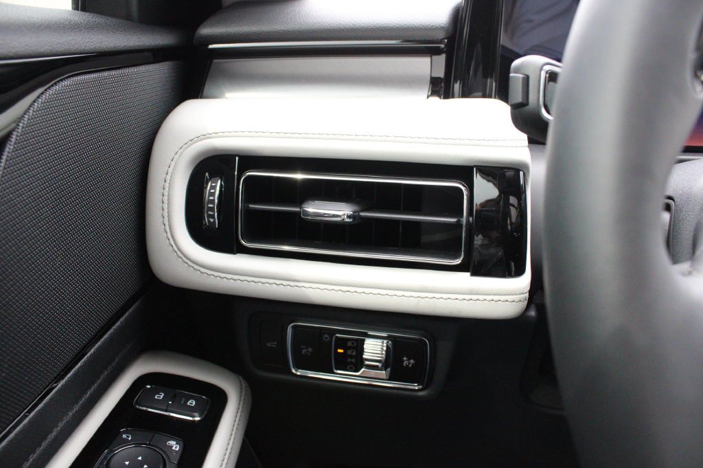 New 2027 Lincoln Aviator AWD image 8