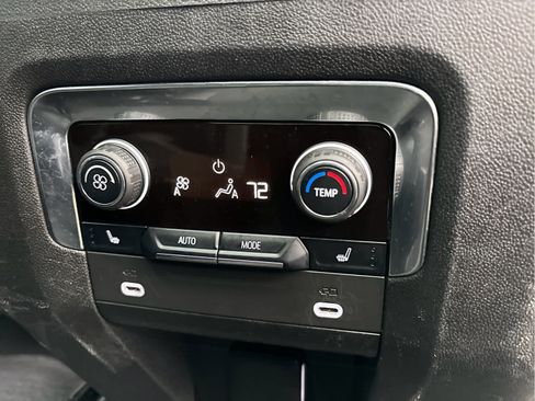 Used 2023 Chevrolet Suburban LT w/ Luxury Package image 36