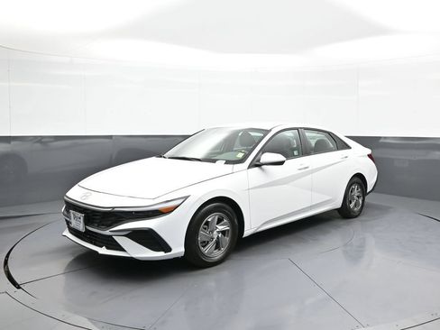 Certified 2025 Hyundai Elantra SE w/ Cargo Package FWD image 1