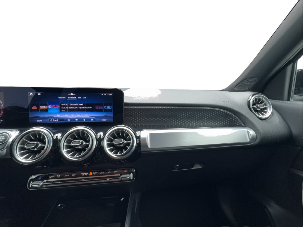 Used 2025 Mercedes-Benz GLB 250 4MATIC image 45