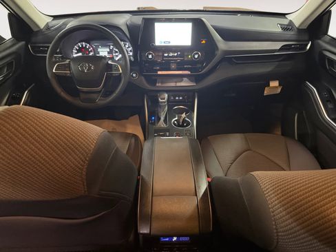 Used 2025 Toyota Highlander LE image 14