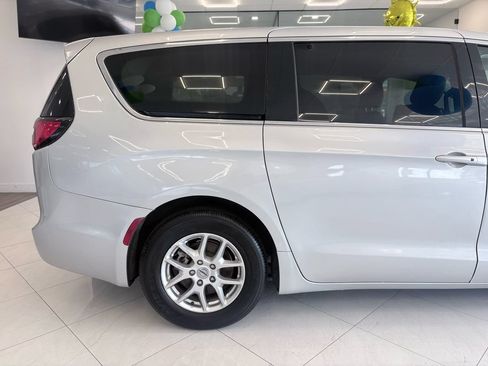 Used 2024 Chrysler Pacifica Touring-L FWD image 8