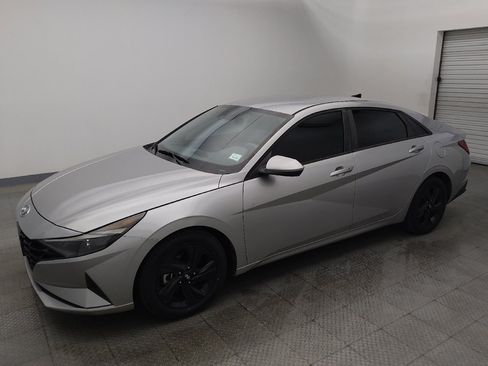 Used 2021 Hyundai Elantra SEL FWD image 2