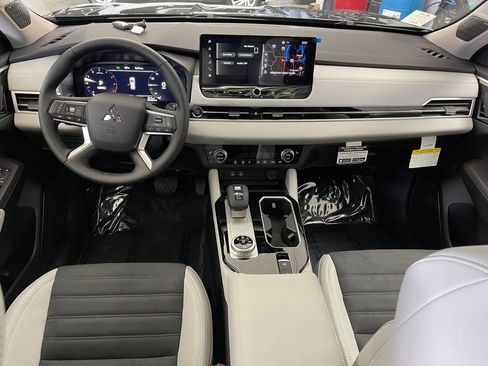 New 2025 Mitsubishi Outlander SE image 10