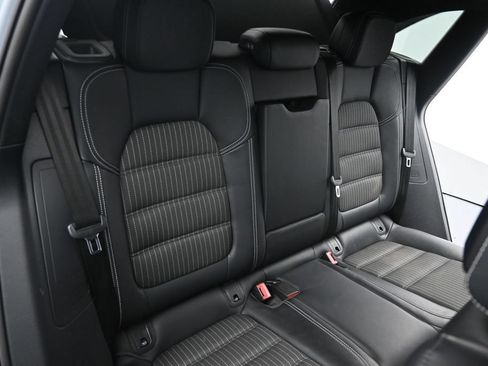 Used 2024 Porsche Macan AWD/4WD image 13