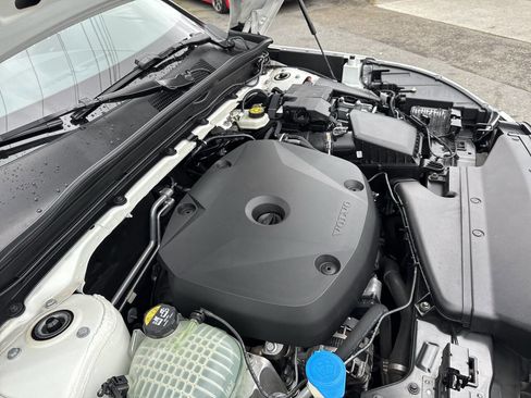 Used 2019 Volvo XC40 T5 Momentum image 14