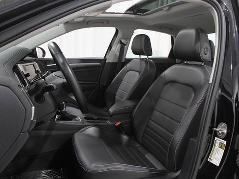 Used 2023 Volkswagen Jetta SE w/ Panoramic Sunroof Package FWD image 5