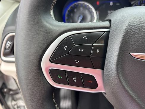 Used 2024 Chrysler Pacifica Touring-L FWD image 20