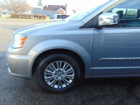 Used 2015 Chrysler Town & Country Touring-L w/ Driver Convenience Group image 13