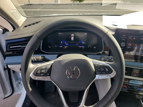 Certified 2025 Volkswagen Jetta SE image 28