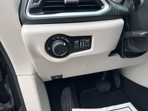 Used 2023 Chrysler Voyager LX image 20