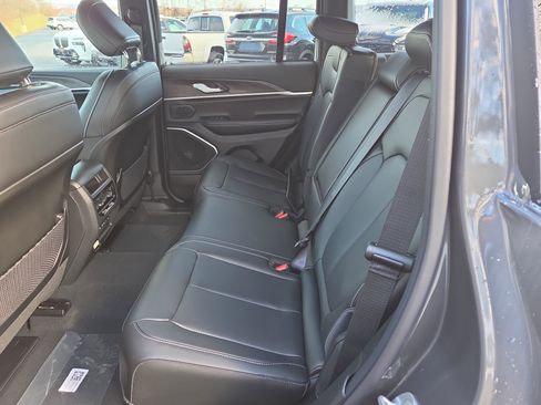 New 2026 Jeep Grand Cherokee Limited w/ Luxury Tech Group II AWD/4WD image 13