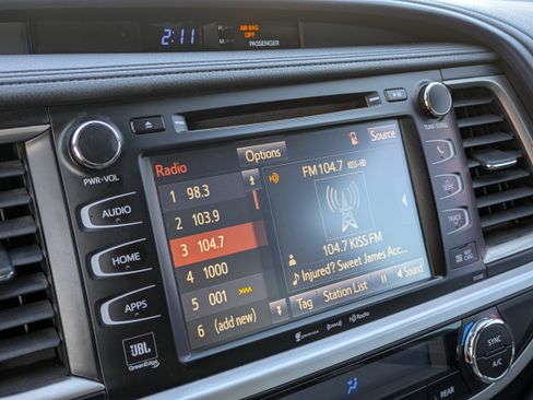 Used 2017 Toyota Highlander Limited image 25