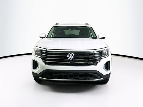 Used 2024 Volkswagen Atlas SE image 2