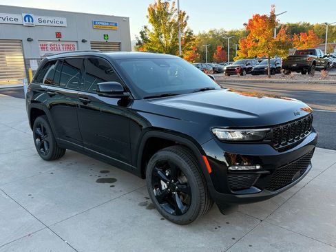 New 2025 Jeep Grand Cherokee Limited w/ Black Appearance Package image 6