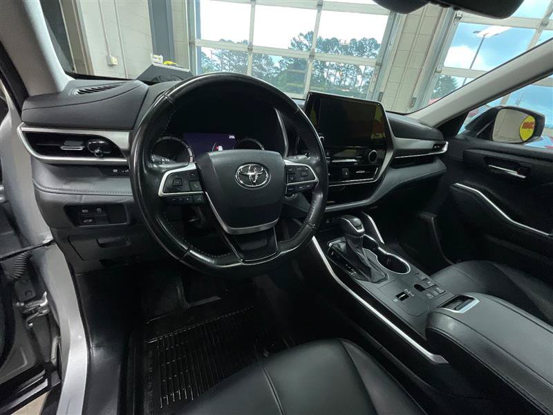 Used 2023 Toyota Highlander XLE FWD image 13