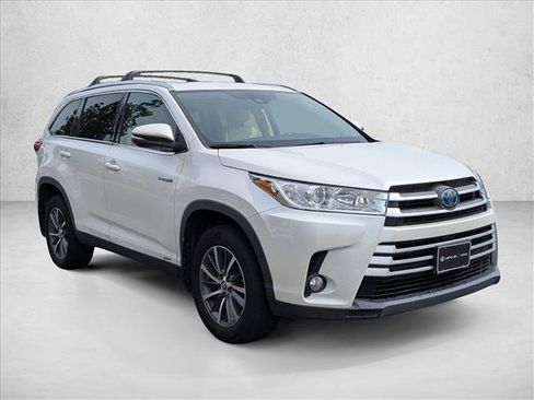 Used 2019 Toyota Highlander XLE image 3