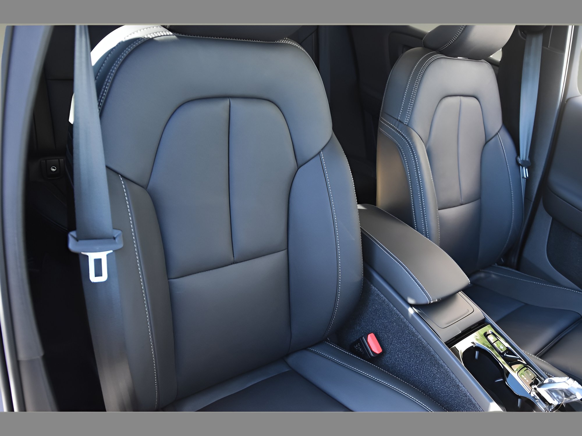 Certified 2026 Volvo XC40 B5 Plus w/ Protection Package Premier AWD/4WD image 30