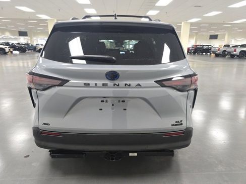 Certified 2023 Toyota Sienna XLE Woodland Edition image 4