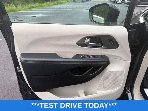 Used 2022 Chrysler Pacifica Touring-L FWD image 12