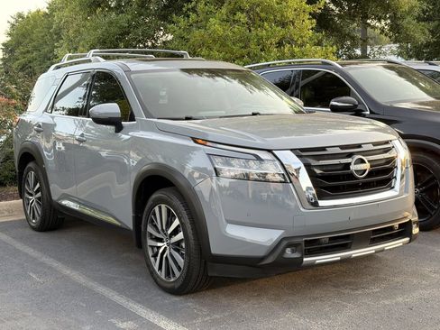 Used 2022 Nissan Pathfinder Platinum w/ Cargo Package AWD/4WD image 3