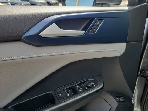 Certified 2024 Volkswagen Taos SE w/ Panoramic Sunroof Package FWD image 24