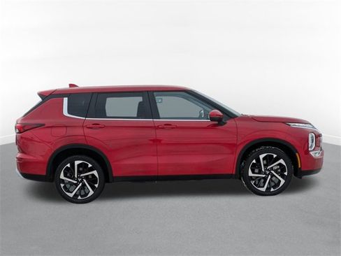 Used 2022 Mitsubishi Outlander SE image 2
